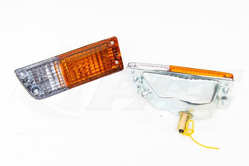 MAZDA RX2 CAPELLA FRONT PARKER TURN SIGNAL LIGHT ASSEMBLIES. Pac